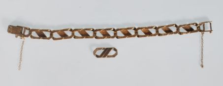 A hallmarked 9ct gold flat link chain bracelet having bark effect links with a tongue in groove