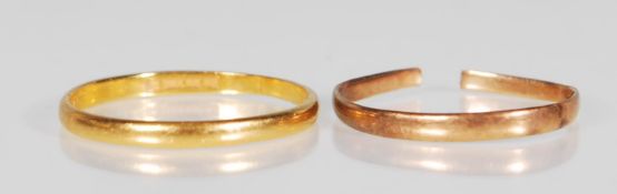 A 22ct gold hallmarked band ring of normal form, size with a weight of 1.9g.