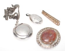 A selection of silver jewellery to include a stamped 900 silver tie clip having pierced