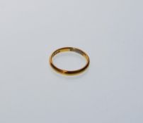 A hallmarked 22ct gold wedding band ring of typical form. Weight 2.4g. Size J.