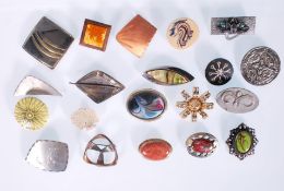 A selection of vintage 20th Century brooches to include three ceramic hand painted pottery badges, a