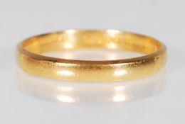 A hallmarked 22ct gold wedding band ring of simple form. Hallmarked Birmingham 1937. Weight 3.2g.