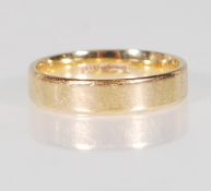 A hallmarked 9ct gold wedding band ring of simple form. Hallmarked London. Weight 4.0g. Size R.5.
