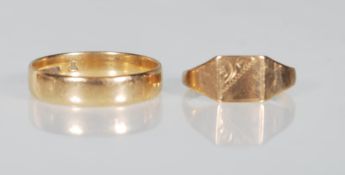A hallmarked 9ct gold wedding band ring of plain form. Hallmarked Birmingham 1994. Size R.5.