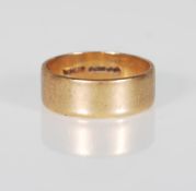 A hallmarked 9ct gold wedding band ring of simple form. Hallmarked London 1971. Weight 3.0g. Size