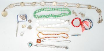 A mixed collection of various jewellery dating from the early 20th Century to include an Art Nouveau