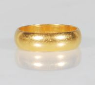 A marked 916 22ct gold continental wedding band ring of plain form. Marked 916 to the band. Weight