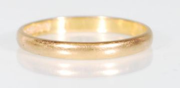A hallmark 22ct gold wedding band ring of plain form. Hallmarked Birmingham 1953. Weight 2.3g.