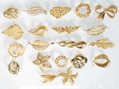 A selection of 20 gold tone mid 20th Century fashion jewellery brooches, many of floral or foliate
