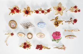 A selection of vintage mid 20th Century fashion brooches of floral design many having enamelled