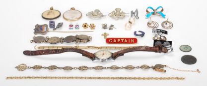 A collection of vintage ladies costume jewellery to include pairs of earrings some being silver,