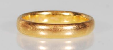 A hallmarked 22ct gold wedding band ring of plain
