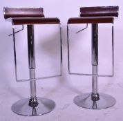 A good pair of retro style chrome bar / breakfast stools raised on round bases with drop down