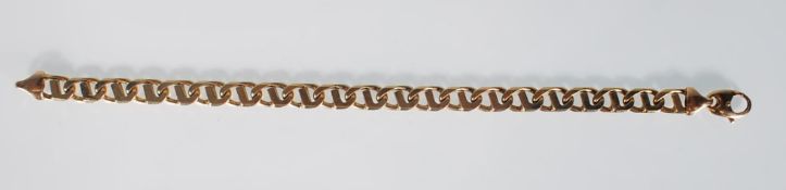 A hallmarked 9ct yellow gold flat link bracket having a lobster claw clasp. Stamped 375. Total