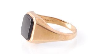 9CT GOLD AND ONYX IMPORT MARKED GENTS SIGNET RING
