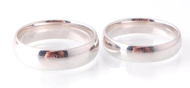 A PAIR OF 9CT WHITE GOLD WEDDING BAND RINGS