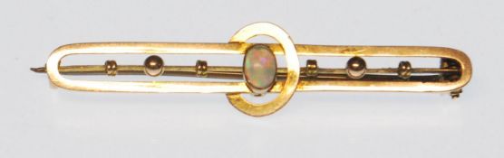 A 9CT GOLD AND OPAL SET BAR BROOCH WITH GOLD BALL DECORATION