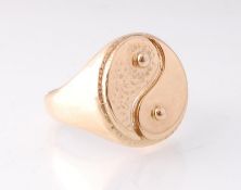 9CT GOLD HALLMARKED YIN AND YING GENTLEMAN'S SIGNET RING