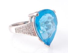 18CT WHITE GOLD RETRO DIAMOND BLUE STONE DRESS RING