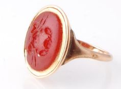 9CT GOLD AND CARNELIAN INTAGLIO SEAL RING