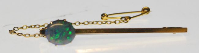 A STUNNING 9CT GOLD BAR BROOCH SET WITH A SINGLE OPAL CABOCHON