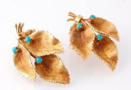 A PAIR OF RETRO 18CT GOLD FOLIATE SPRAY TURQUOISE EAR CLIPS