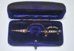 A STUNNING 9CT GOLD AND OPAL SET BROOCH IN THE FORM OF A SWORD