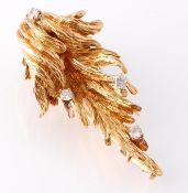 A HALLMARKED 18CT GOLD AND DIAMOND CHAUMET CLIP BR