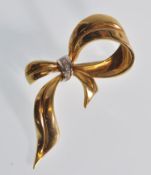 An 18ct gold vintage 20th Century 18ct gold bow br