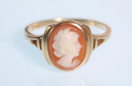 An English 9ct yellow gold hallmarked cameo ring. Hallmarked for London date letter Q. Total