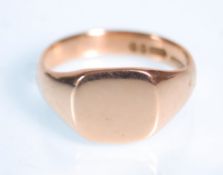 A 9ct hallmarked rose gold gents signet ring with plain cartouche. Birmingham hallmarks for 1919,