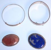A selection of silver jewellery to include a Victorian agate brooch of oval form, a silver