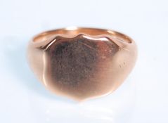 A 9ct hallmarked rose gold gents signet ring with plain cartouche. Birmingham hallmarks for 1919,