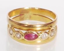 A stamped 750 18ct gold ring having a split band s