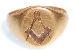 A hallmarked 15ct gold signet ring engraved with a masonic symbol to the top. Hallmarked