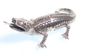 A stamped 925 silver figurine in the form of a lizard with a forked tongue. Measures 5cm. Weight