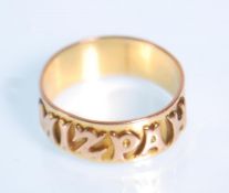 A Victorian 9.375ct gold hallmarked band ring embellished with ' Mizpah ' to centre. Birmingham