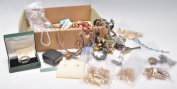 A mixed group of vintage and later costume jewellery to include gold tone brooches, boxed scottish