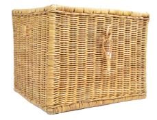 20TH CENTURY VINTAGE WICKER BASKET OF WOVEN CONSTRUCTION