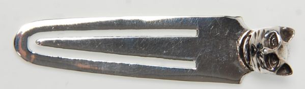 A stamped 925 silver bookmark with a cats head finial to the top. Weight 2.5g. Measures 4cm.