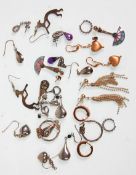 A good mixed selection of pairs of ladies silver earrings to include a pair of tasseled end