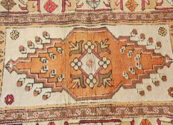 A good vintage 20th Century Persian / Islamic floor rug having a a cream ground with floral