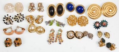 A good group of eighteen pairs of vintage ladies clip on earrings to include multiple gilt examples,