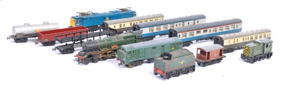 COLLECTION OF 00 GAUGE MODEL RAILWAY TRAIN SET ITEMS