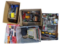 LARGE COLLECTION OF ASSORTED 00 GAUGE MODEL RAILWAY ITEMS