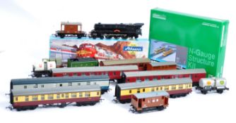 COLLECTION OF ASSORTED 00 GAUGE MODEL RAILWAY ITEMS