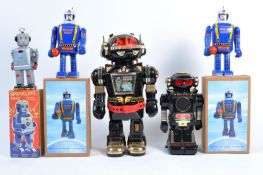 ASSORTED TOY ROBOTS AND BOXED TIN PLATE TOYS