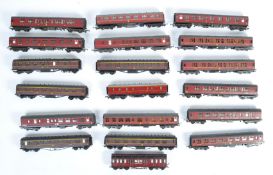 COLLECTION OF 00 GAUGE MODEL RAILWAY CARRIAGES