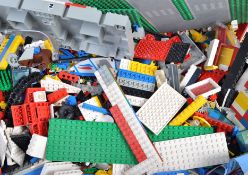 LARGE COLLECTION OF ASSORTED VINTAGE LEGO & MINIFIGURES