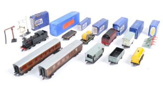 COLLECTION OF ASSORTED HORNBY DUBLO RAILWAY ITEMS